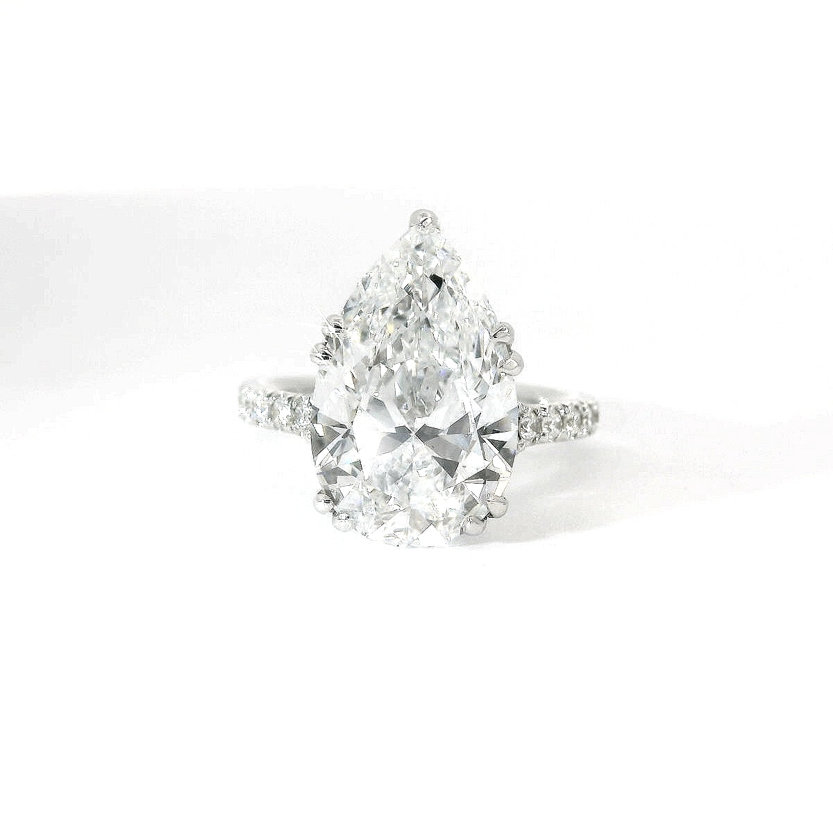 Solitario in oro bianco con diamanti lab-grown taglio Goccia e Brillante, 5,78 carati.