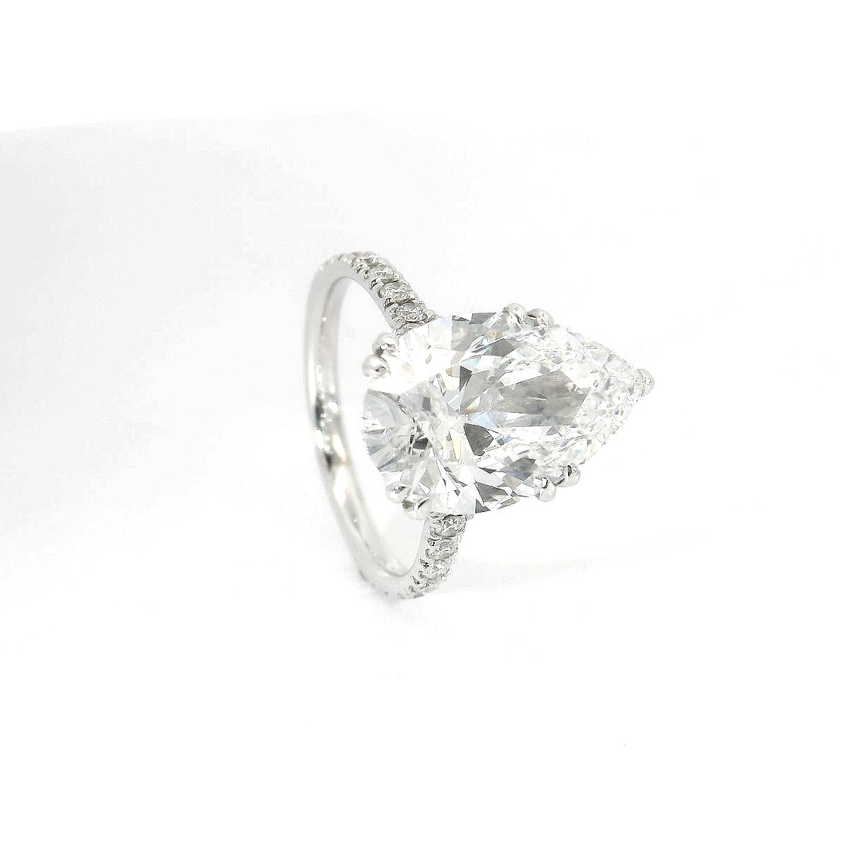 Solitario in oro bianco con diamanti lab-grown taglio Goccia e Brillante, 5,78 carati.