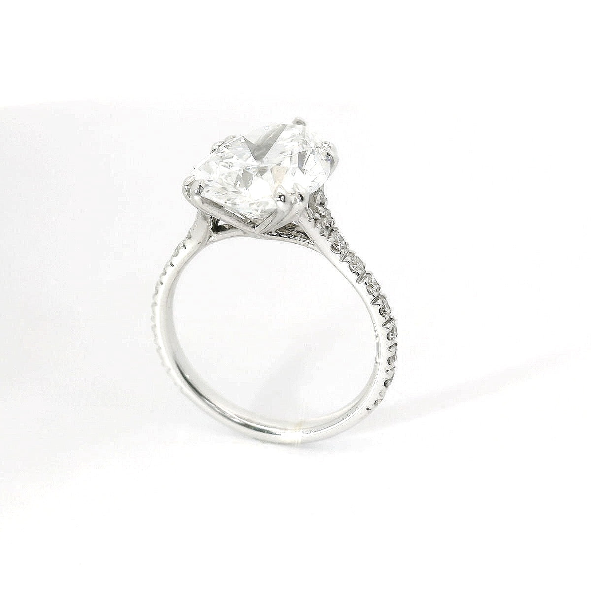 Solitario in oro bianco con diamanti lab-grown taglio Goccia e Brillante, 5,78 carati.