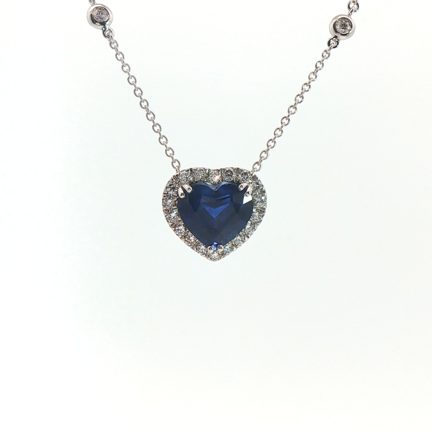 Girocollo in oro bianco con zaffiro Lab-Grown taglio cuore e diamanti Lab-Grown taglio brillante.