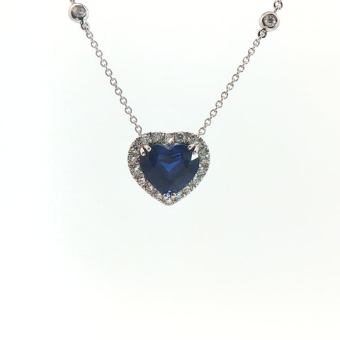 Girocollo in oro bianco con zaffiro Lab-Grown taglio cuore e diamanti Lab-Grown taglio brillante.