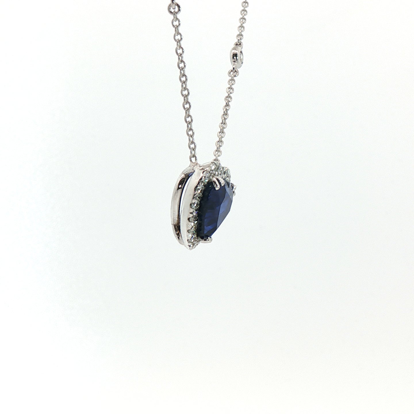 Girocollo in oro bianco con zaffiro Lab-Grown taglio cuore e diamanti Lab-Grown taglio brillante.