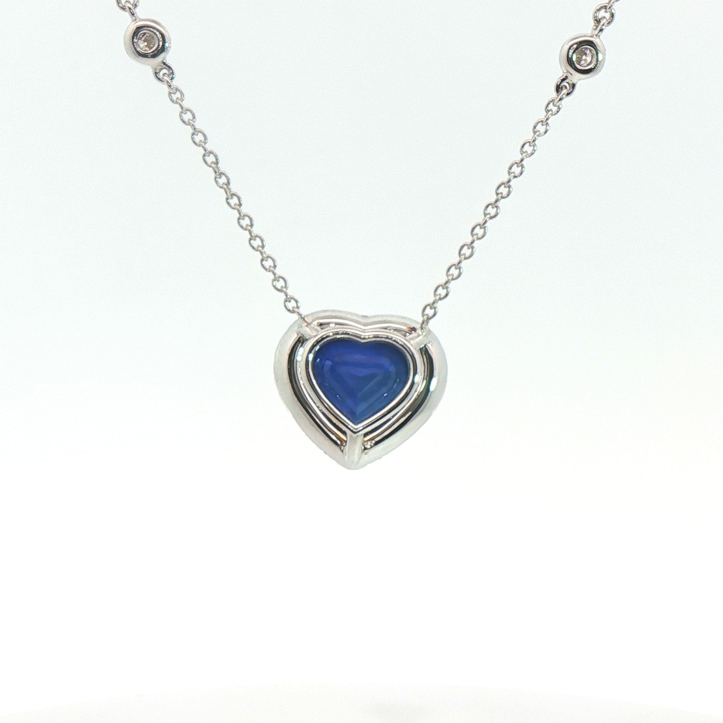 Girocollo in oro bianco con zaffiro Lab-Grown taglio cuore e diamanti Lab-Grown taglio brillante.