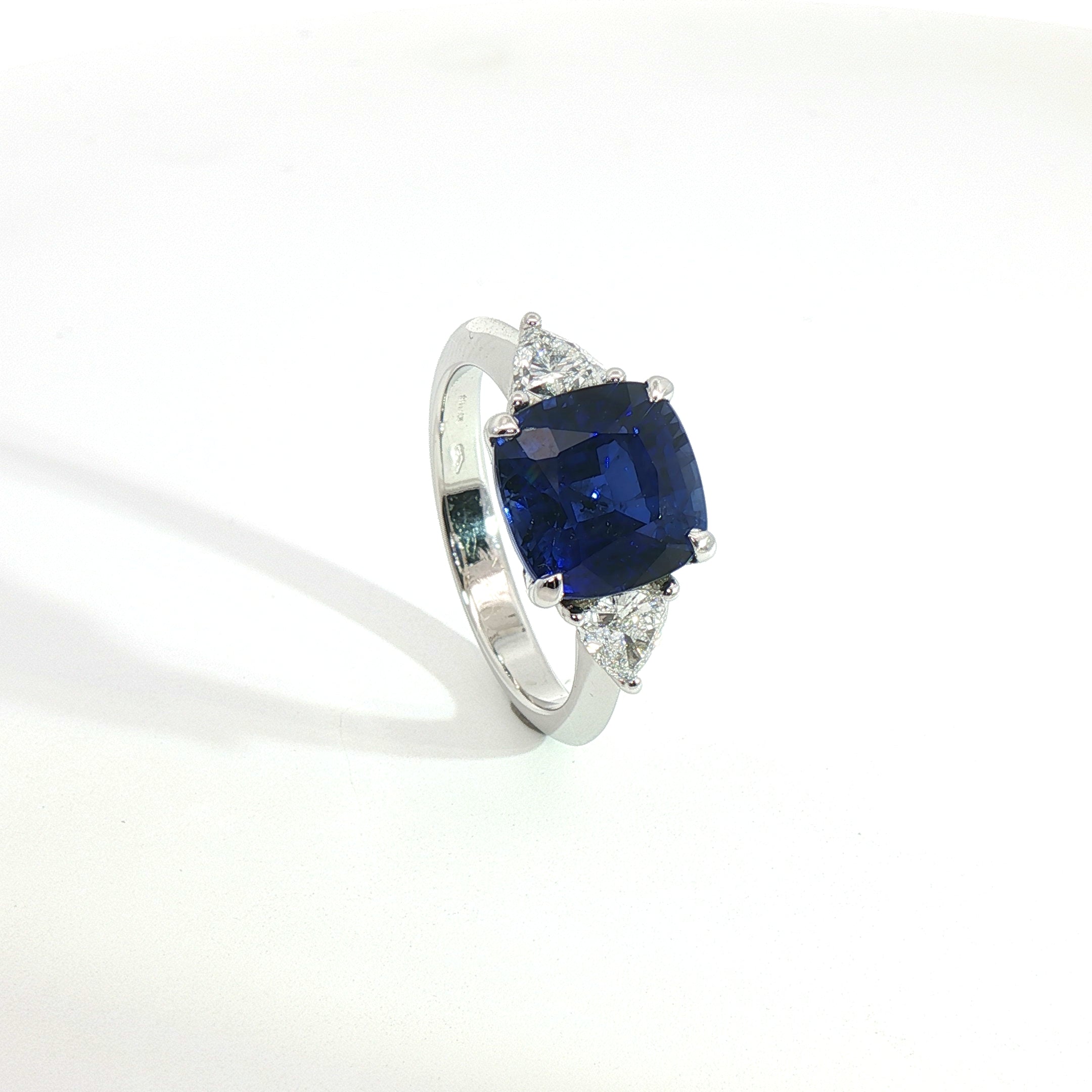Anello in oro bianco con zaffiri Lab-Grown taglio cuscino e diamanti Lab-Grown taglio trillion.