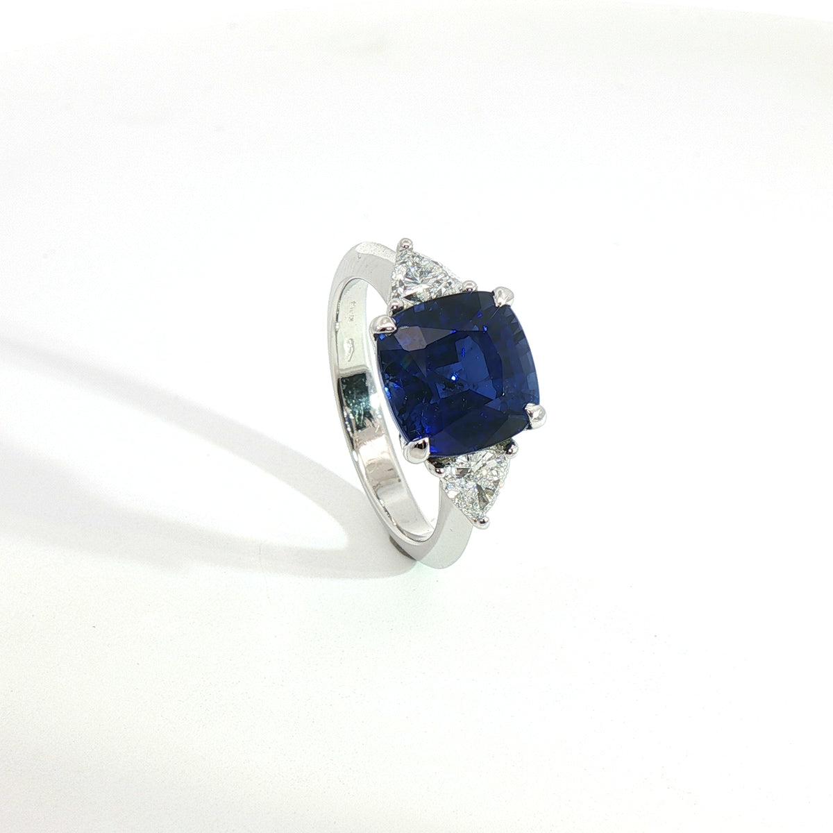 Anello in oro bianco con zaffiri Lab-Grown taglio cuscino e diamanti Lab-Grown taglio trillion.