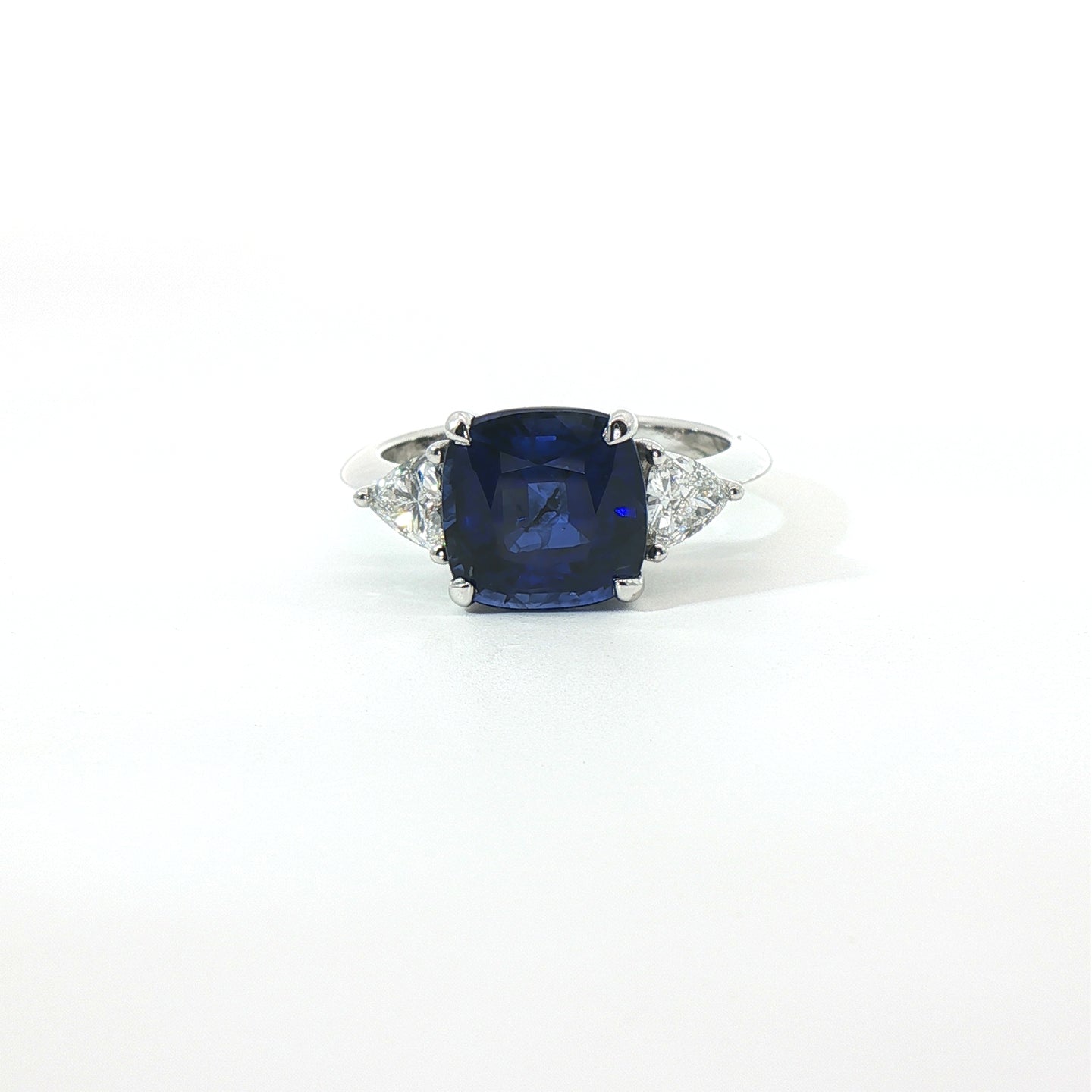 Anello in oro bianco con zaffiri Lab-Grown taglio cuscino e diamanti Lab-Grown taglio trillion.