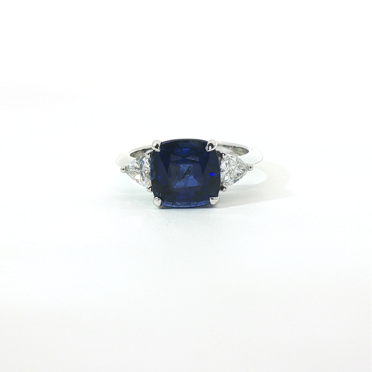Anello in oro bianco con zaffiri Lab-Grown taglio cuscino e diamanti Lab-Grown taglio trillion.