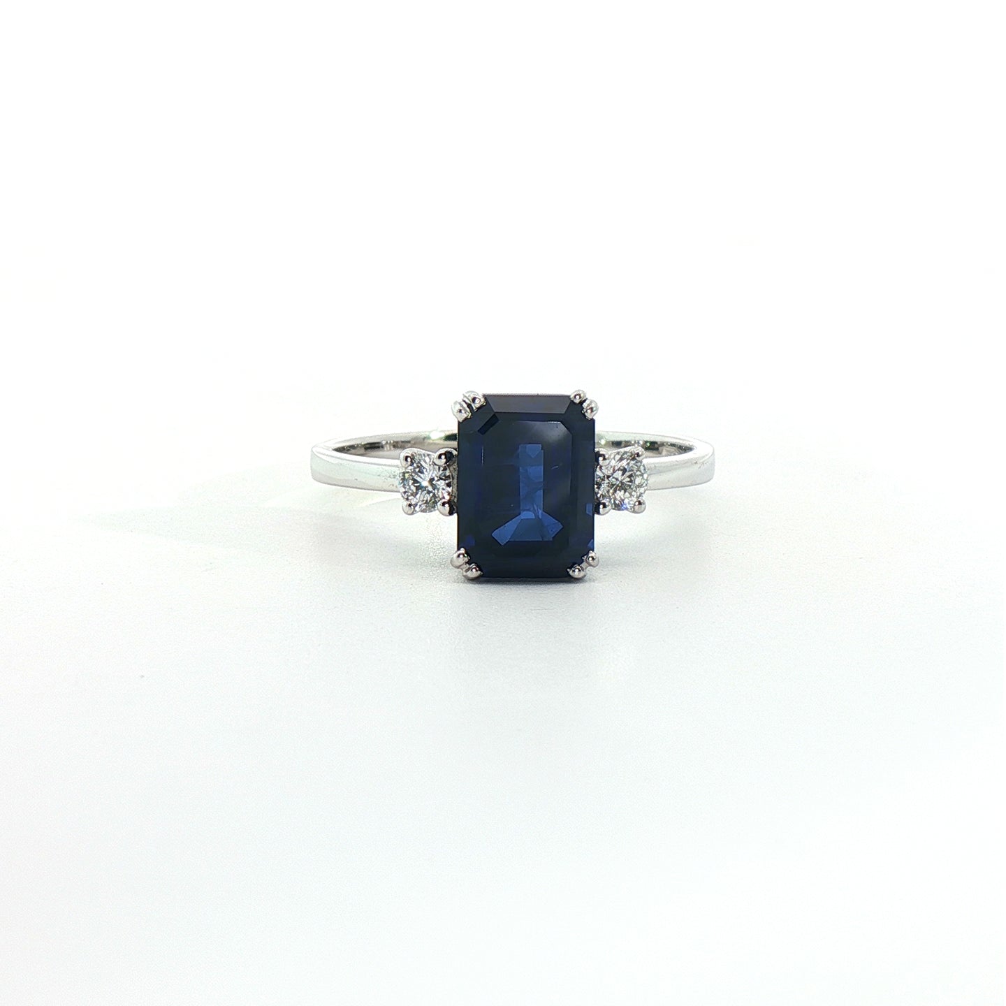 Trilogy in oro bianco con zaffiro Lab-Grown taglio smeraldo e diamanti Lab-Grown taglio brillante.