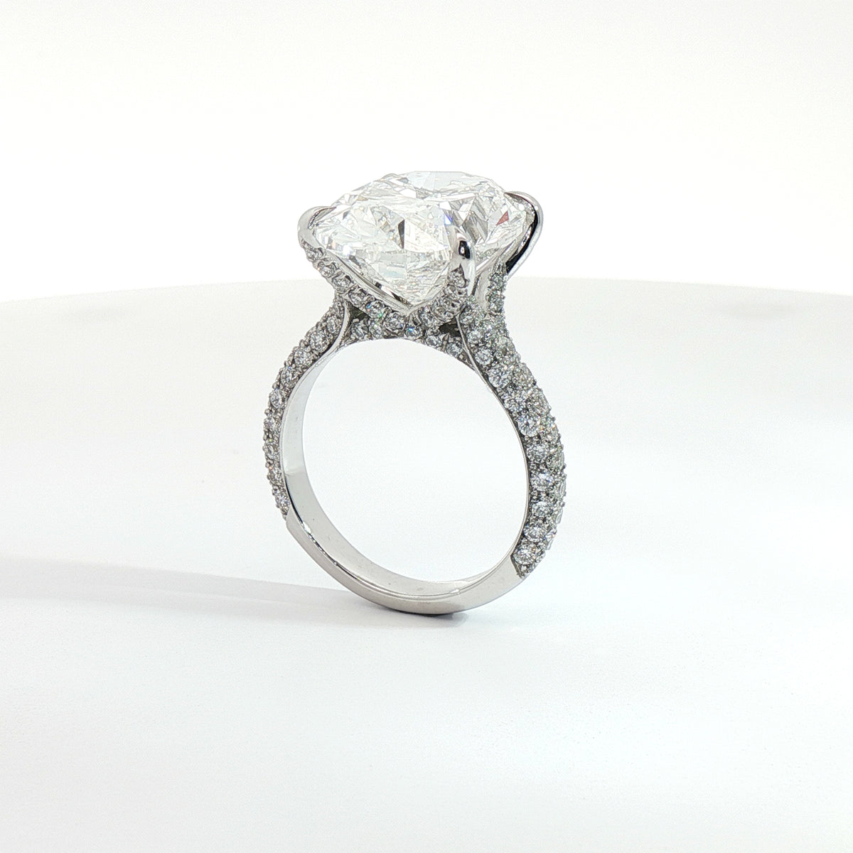 Solitario in oro bianco con diamanti Lab-Grown taglio ovale e brillante, 11,18 carati.