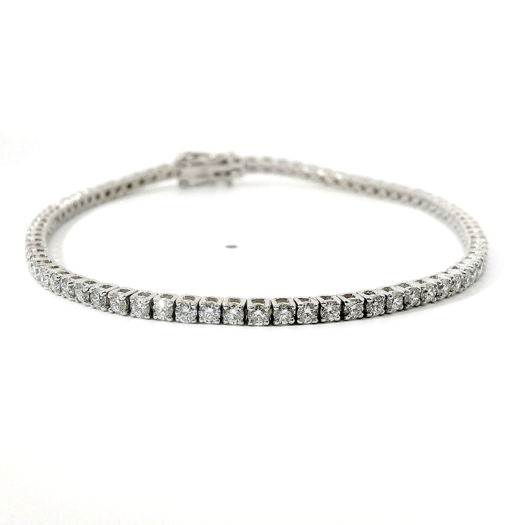 Bracciale tennis a filo in oro bianco e diamanti lab-grown taglio brillante, 2,79 carati.