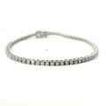 Bracciale tennis a filo in oro bianco e diamanti lab-grown taglio brillante, 2,79 carati.