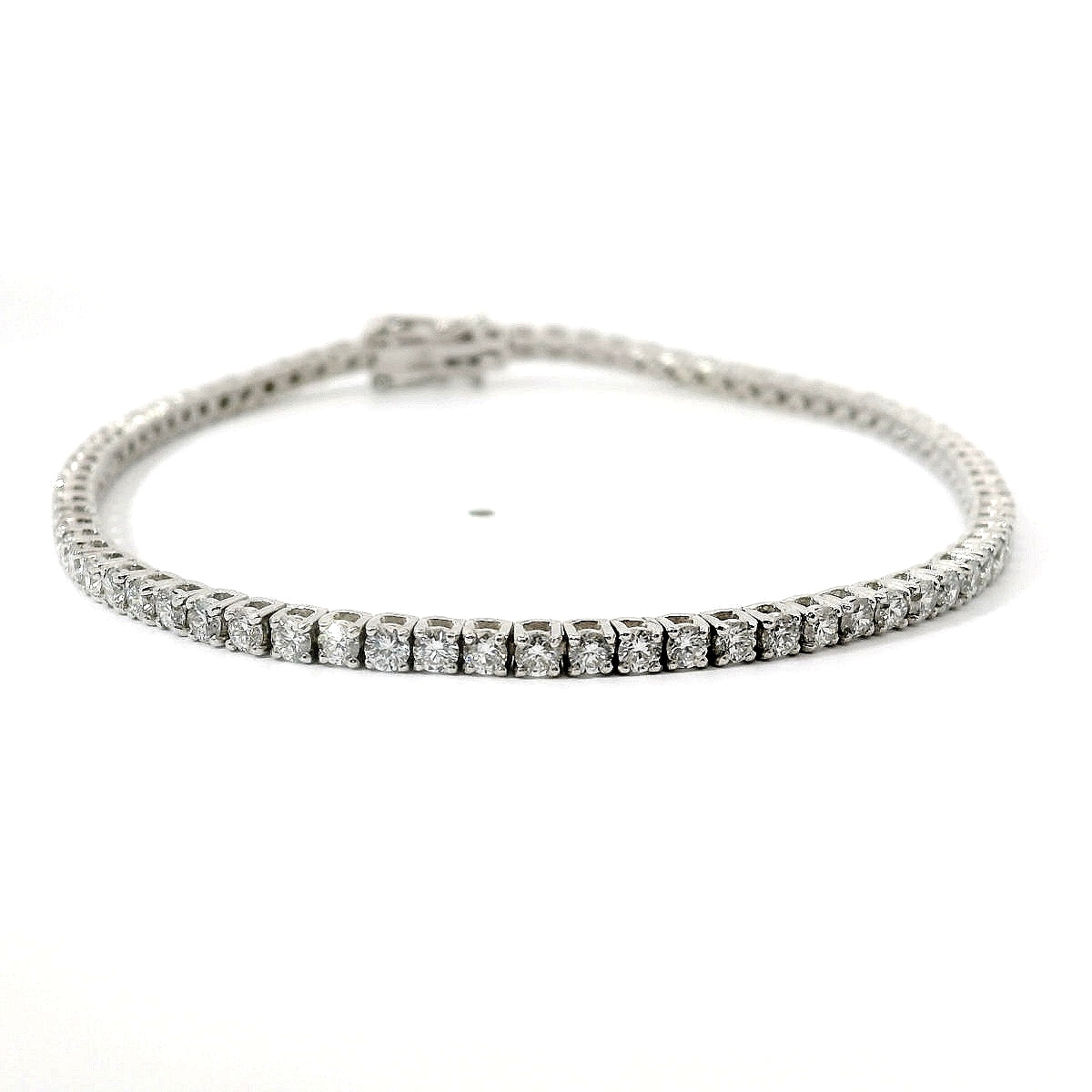 Bracciale tennis a filo in oro bianco e diamanti lab-grown taglio brillante, 2,79 carati.