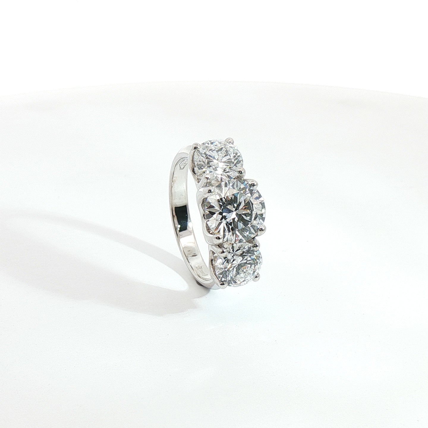 Trilogy in oro bianco con diamanti Lab-Grown taglio brillante, 4,03 carati.