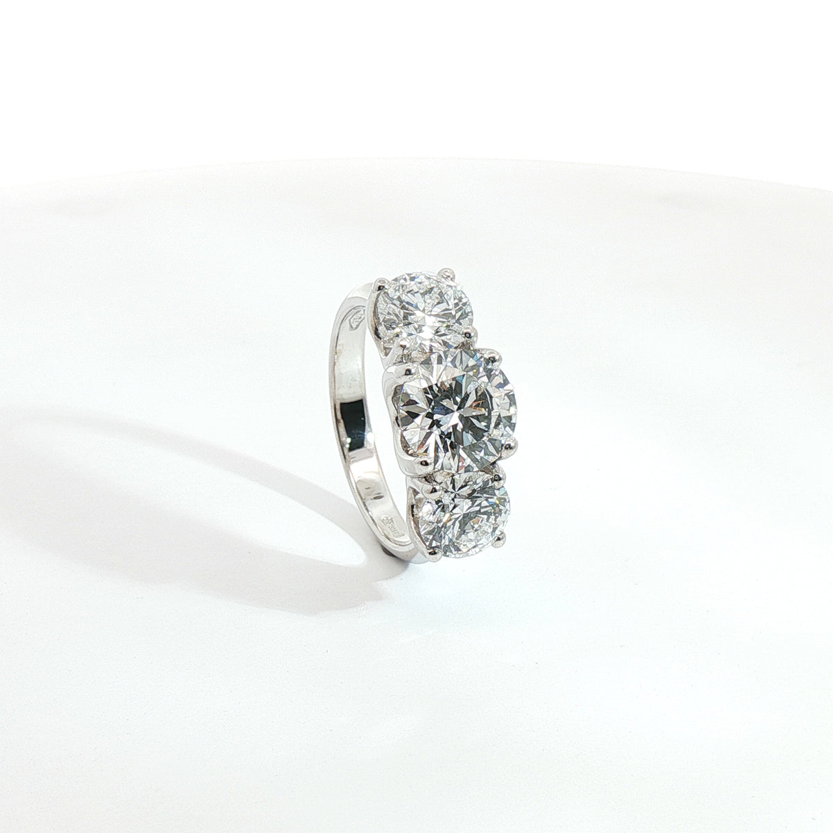 Trilogy in oro bianco con diamanti Lab-Grown taglio brillante, 4,03 carati.