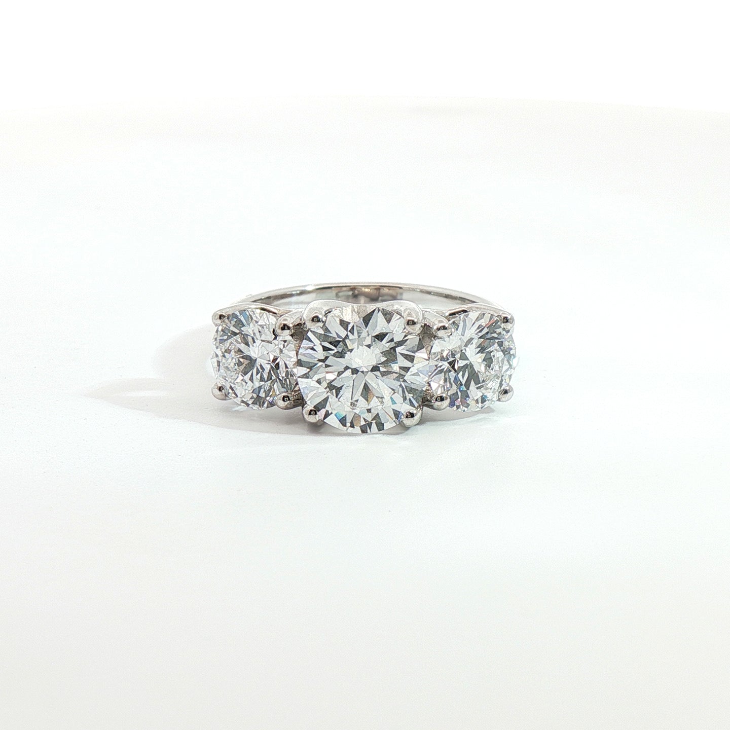 Trilogy in oro bianco con diamanti Lab-Grown taglio brillante, 4,03 carati.