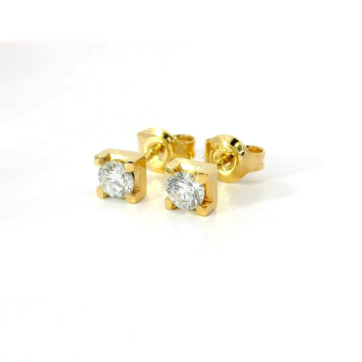 Orecchini punto luce in oro giallo e diamanti lab-grown taglio brillante, 0,41 carati.