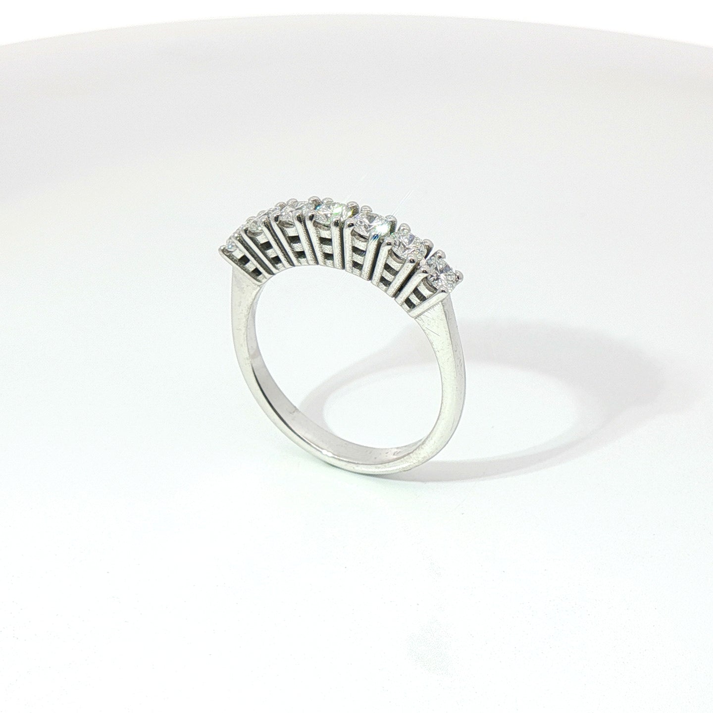 Fedina in oro bianco con diamanti Lab-Grown taglio brillante, 0,69 carati.