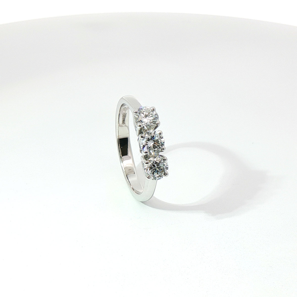Anello Trilogy in oro bianco con diamanti Lab-grown taglio brillante, 0,99 carati.