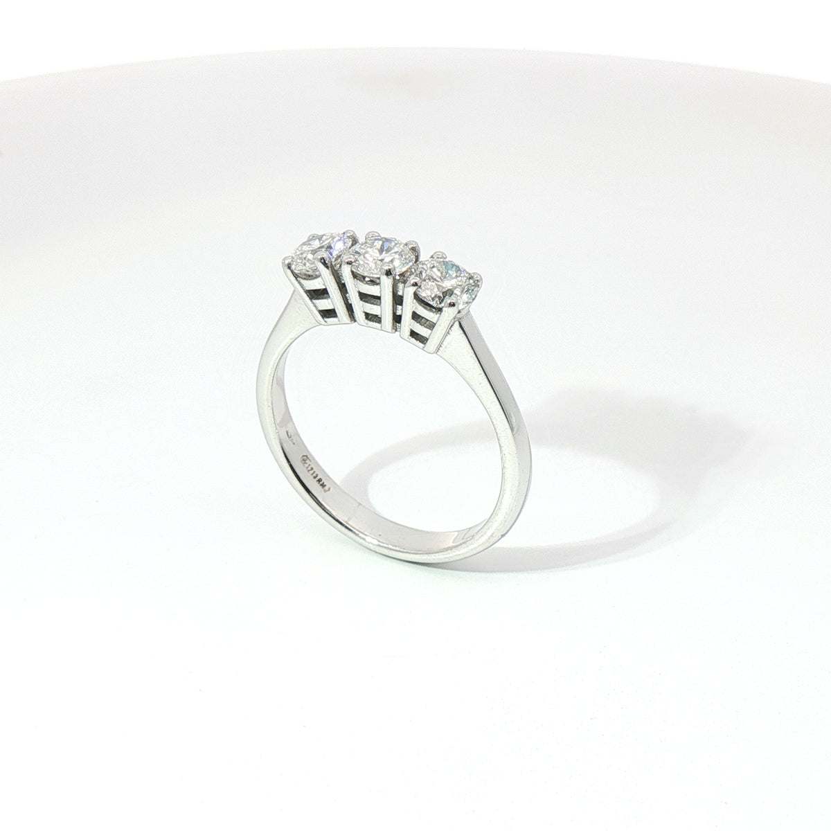 Anello Trilogy in oro bianco con diamanti Lab-grown taglio brillante, 0,99 carati.