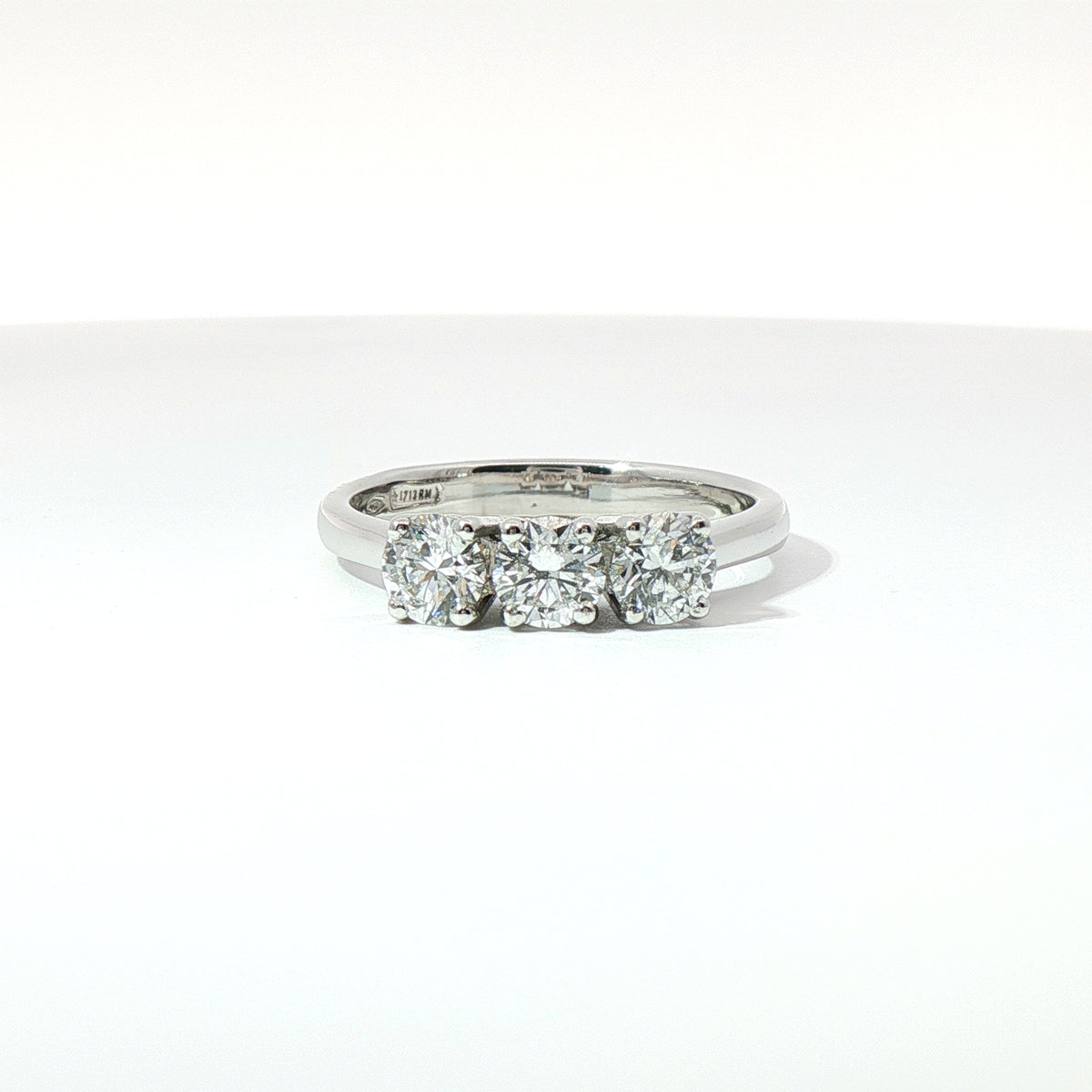 Anello Trilogy in oro bianco con diamanti Lab-grown taglio brillante, 0,99 carati.