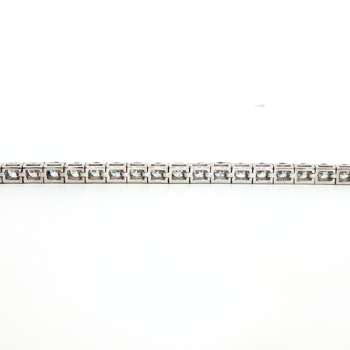 Bracciale tennis in oro bianco con diamanti Lab-Grown taglio brillante, 2,23 carati.