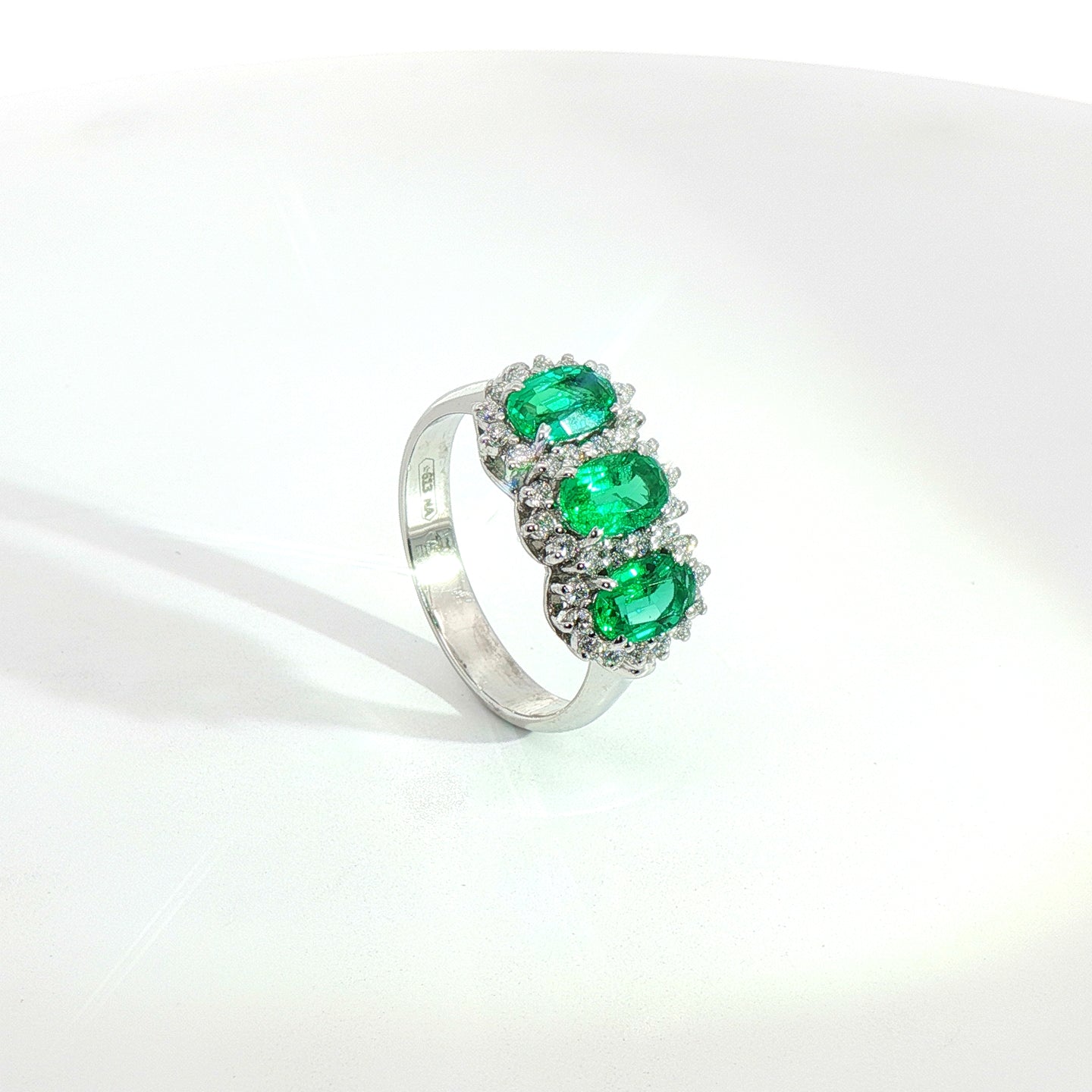 Trilogy in oro bianco con smeraldi Lab-Grown taglio ovale e diamanti Lab-Grown taglio brillante.