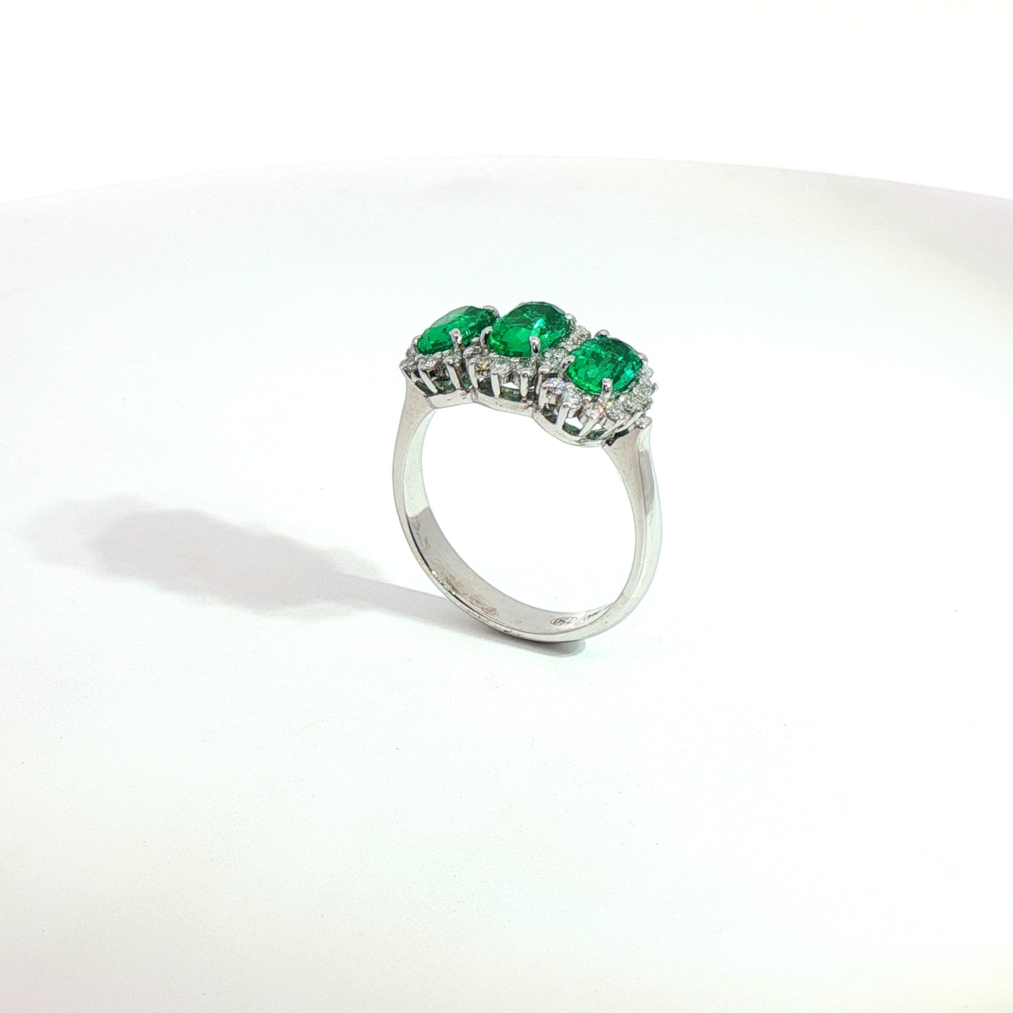 Trilogy in oro bianco con smeraldi Lab-Grown taglio ovale e diamanti Lab-Grown taglio brillante.