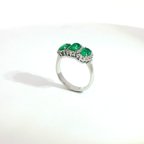 Trilogy in oro bianco con smeraldi Lab-Grown taglio ovale e diamanti Lab-Grown taglio brillante.