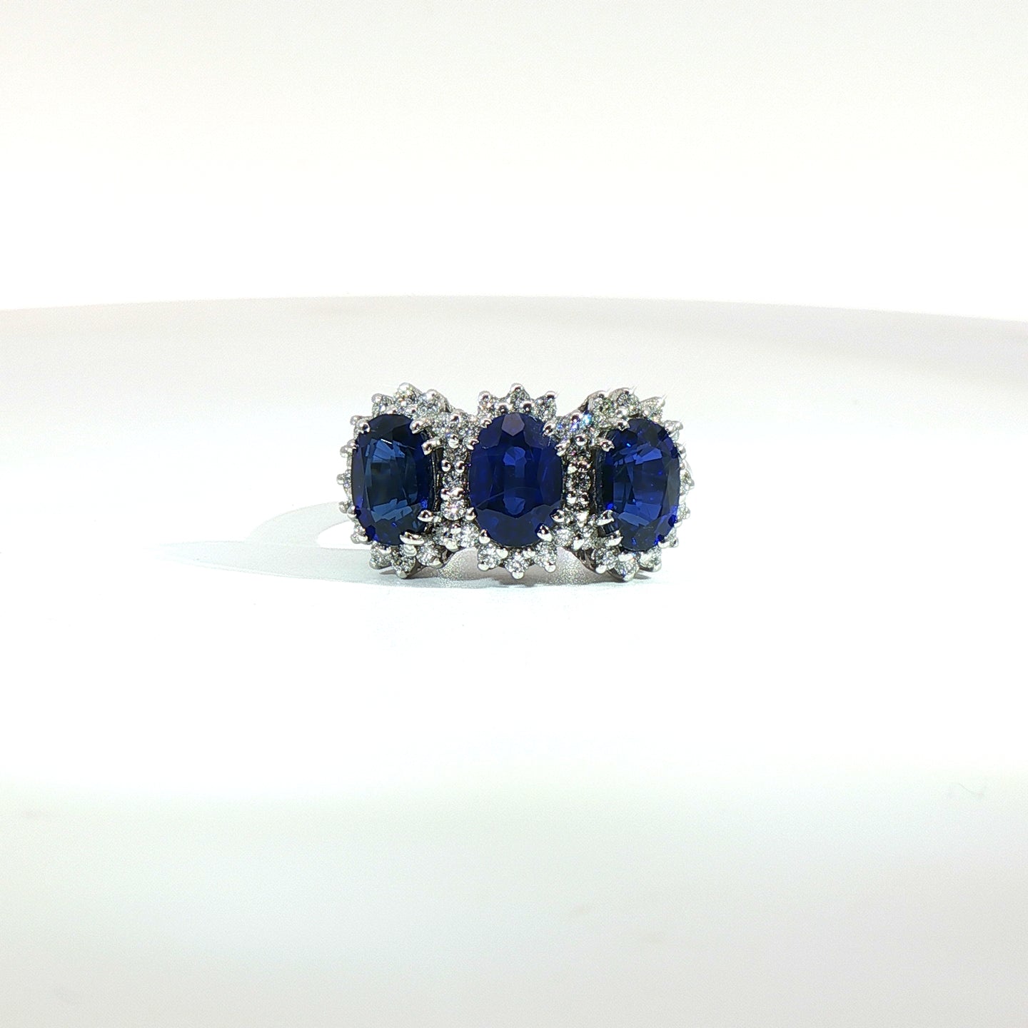 Anello in oro bianco con zaffiri Lab-Grown taglio ovale e diamanti Lab-Grown taglio brillante.