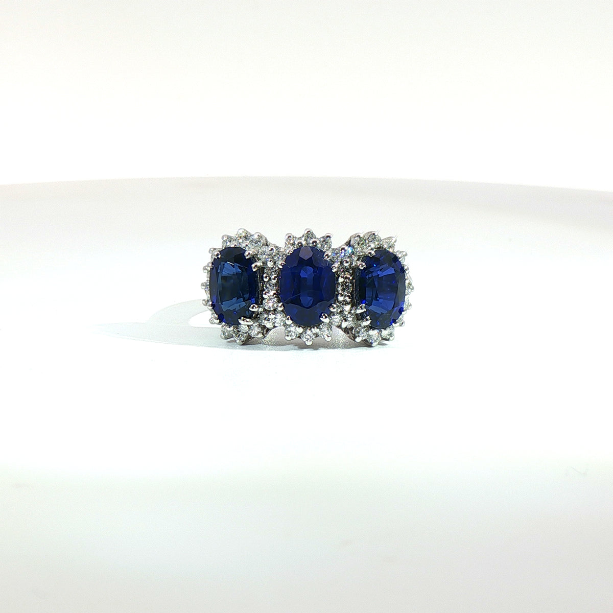 Anello in oro bianco con zaffiri Lab-Grown taglio ovale e diamanti Lab-Grown taglio brillante.