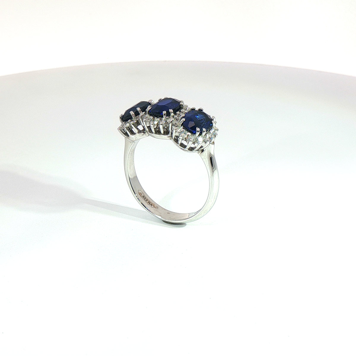 Anello in oro bianco con zaffiri Lab-Grown taglio ovale e diamanti Lab-Grown taglio brillante.