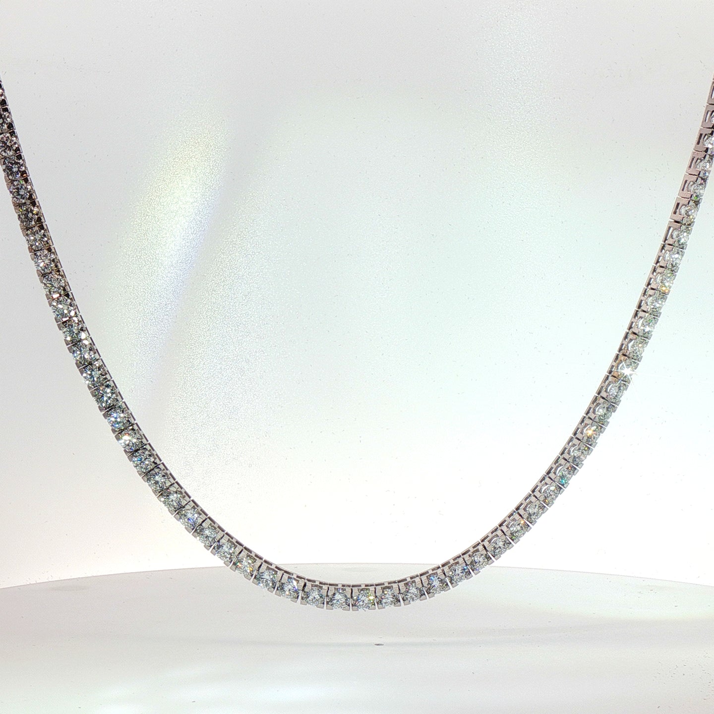 Girocollo tennis in oro bianco con diamanti Lab-Grown taglio brillante, 21,28 carati.