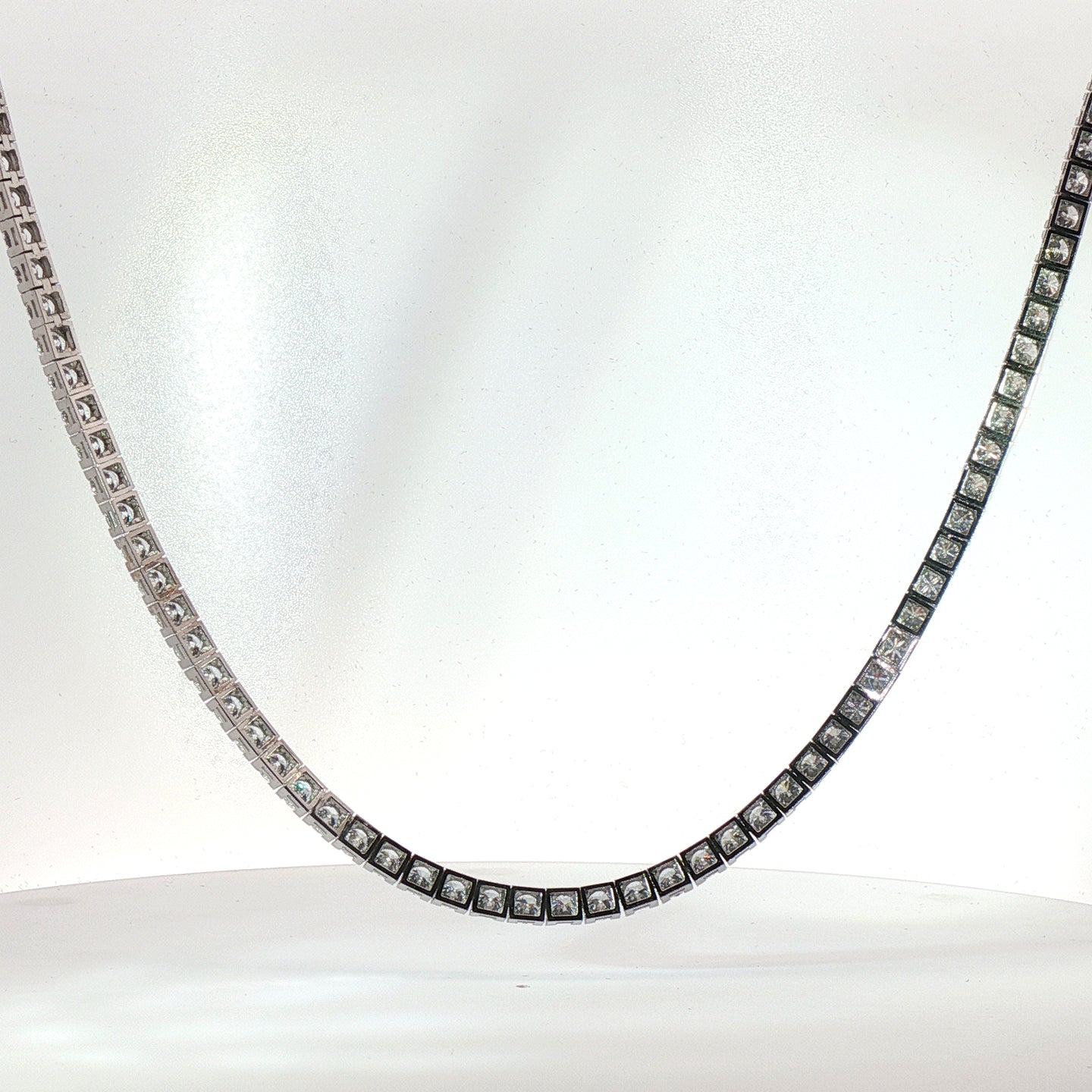 Girocollo tennis in oro bianco con diamanti Lab-Grown taglio brillante, 21,28 carati.