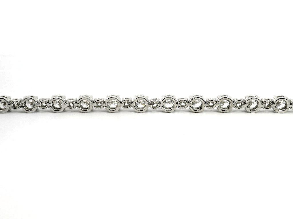 Bracciale tennis a filo in oro bianco con spot di diamanti lab-grown taglio brillante, 8,15 carati.