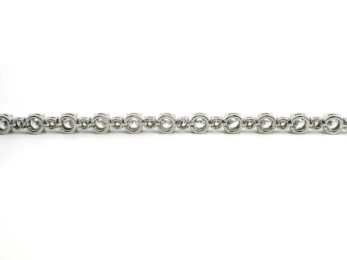 Bracciale tennis a filo in oro bianco con spot di diamanti lab-grown taglio brillante, 8,15 carati.