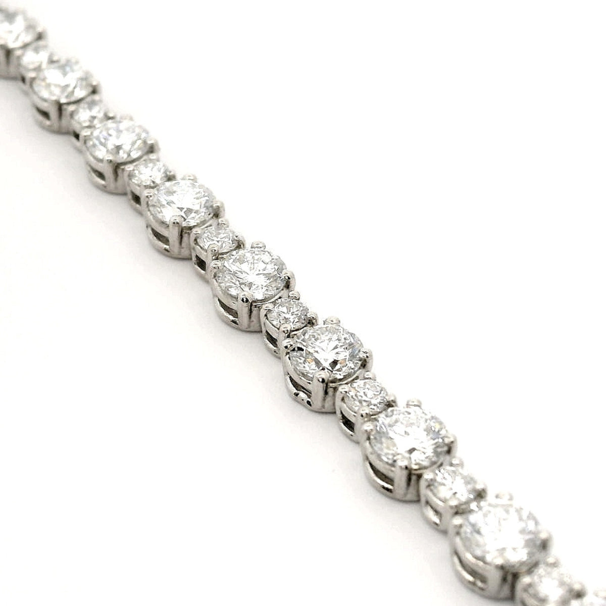 Bracciale tennis a filo in oro bianco con spot di diamanti lab-grown taglio brillante, 8,15 carati.
