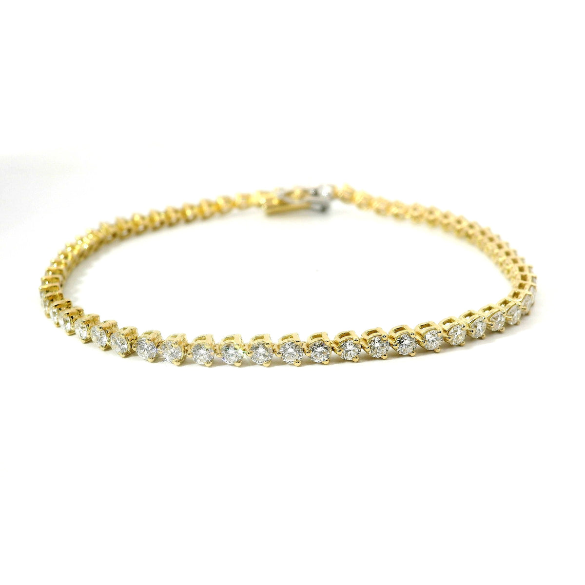 Bracciale tennis con castone a tre punte in oro giallo e diamanti lab-grown taglio brillante, 3,46 carati.