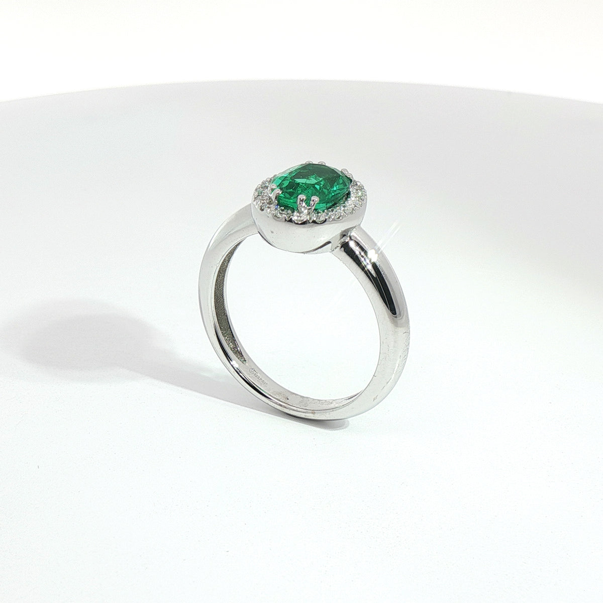 Anello in oro bianco con smeraldo Lab-Grown taglio ovale e diamanti Lab-Grown taglio brillante.