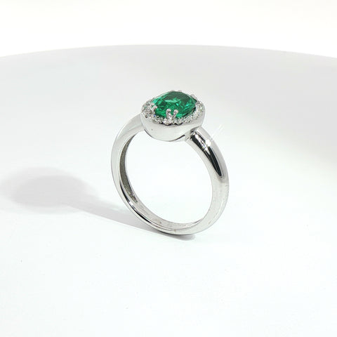Anello in oro bianco con smeraldo Lab-Grown taglio ovale e diamanti Lab-Grown taglio brillante.