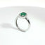 Anello in oro bianco con smeraldo Lab-Grown taglio ovale e diamanti Lab-Grown taglio brillante.