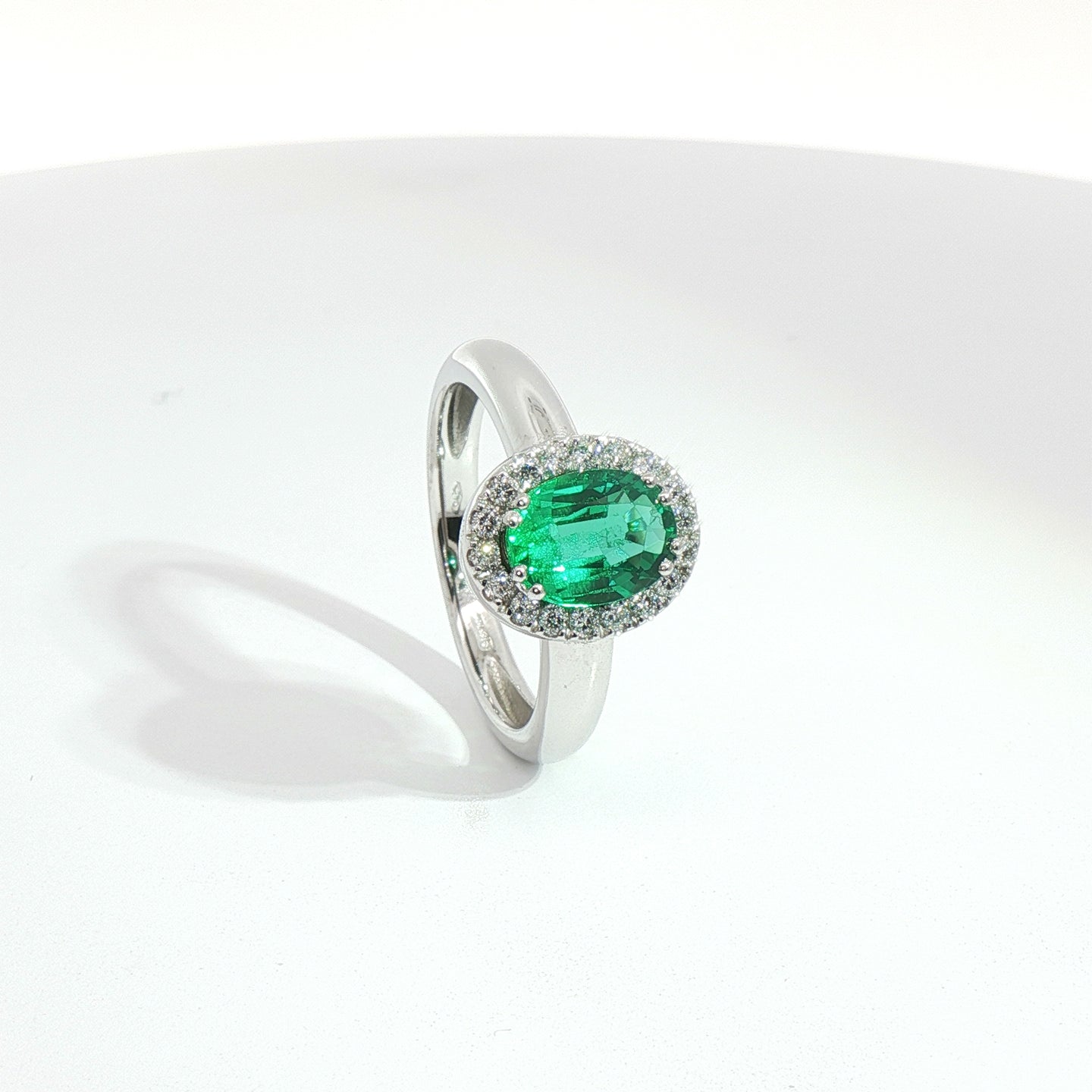 Anello in oro bianco con smeraldo Lab-Grown taglio ovale e diamanti Lab-Grown taglio brillante.