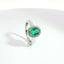 Anello in oro bianco con smeraldo Lab-Grown taglio ovale e diamanti Lab-Grown taglio brillante.