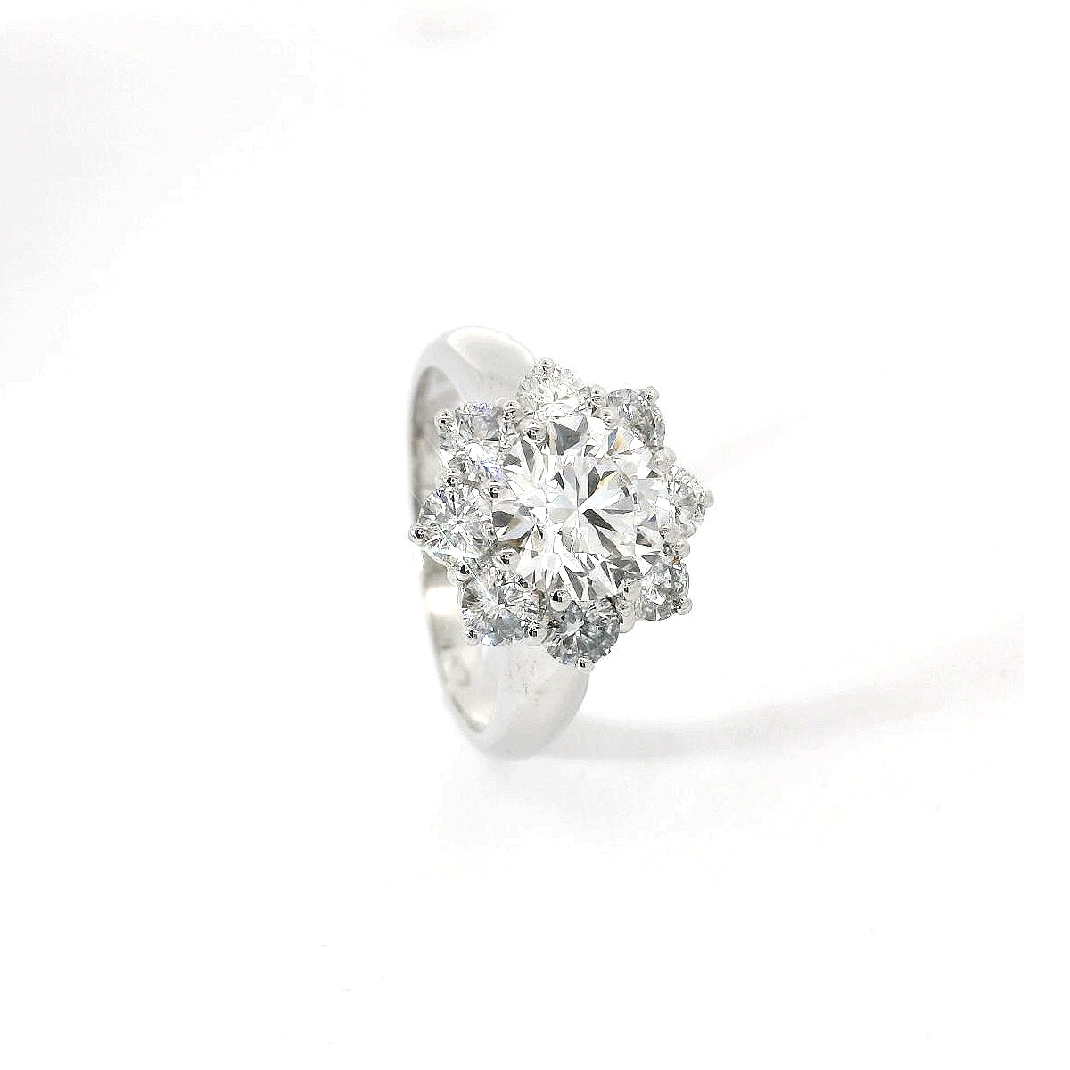 Anello Margherita in Oro Bianco e Diamanti Lab-Grown taglio brillante, 2,68 carati.