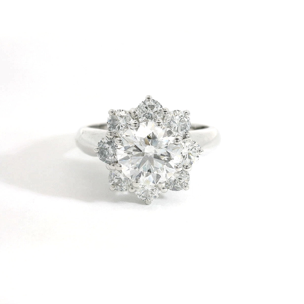 Anello Margherita in Oro Bianco e Diamanti Lab-Grown taglio brillante, 2,68 carati.