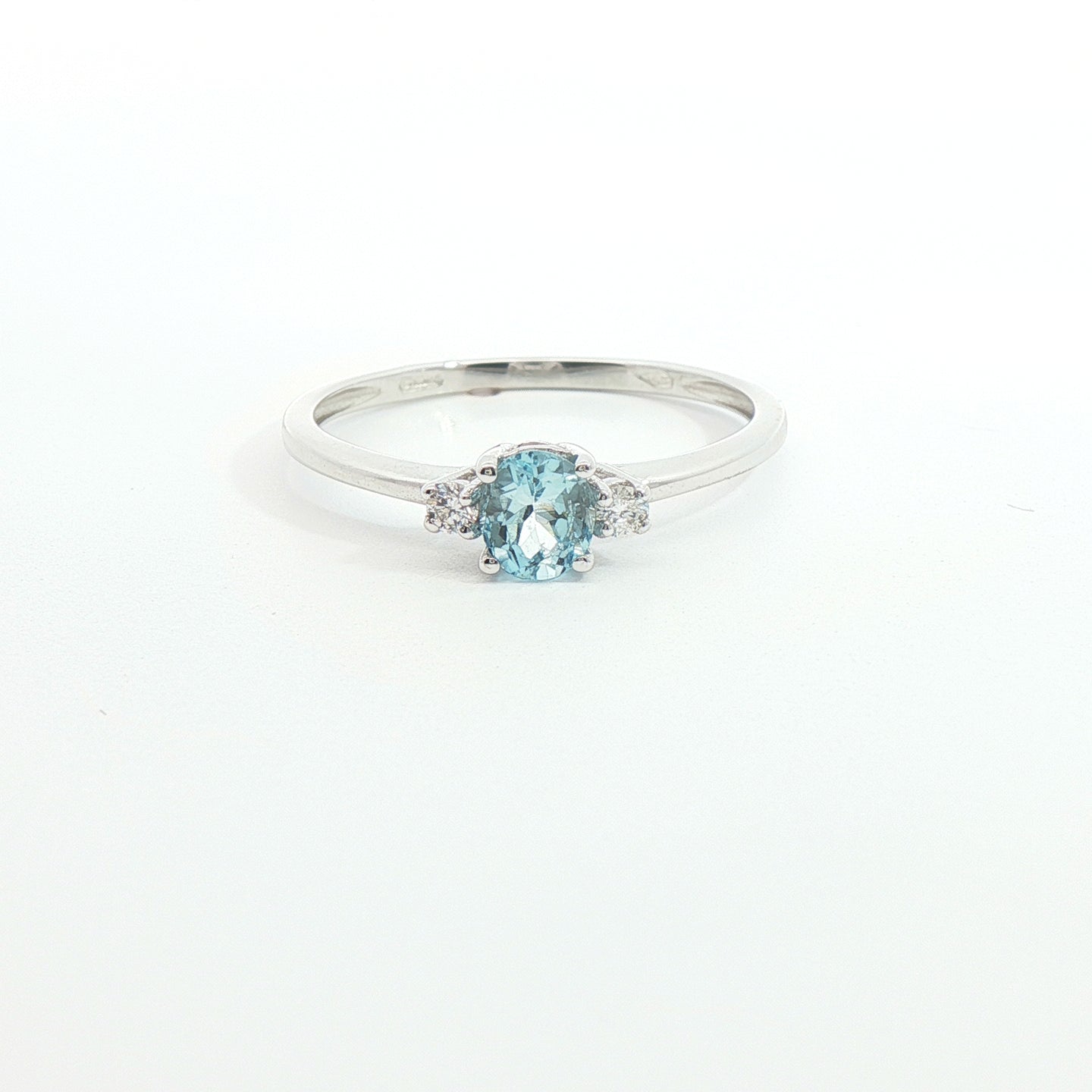 Anello in Oro bianco con Acquamarina taglio Ovale e Diamanti Naturali.