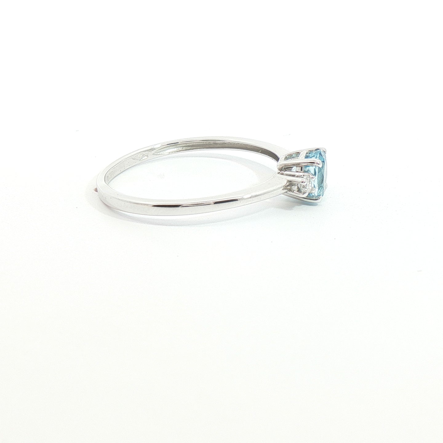 Anello in Oro bianco con Acquamarina taglio Ovale e Diamanti Naturali.