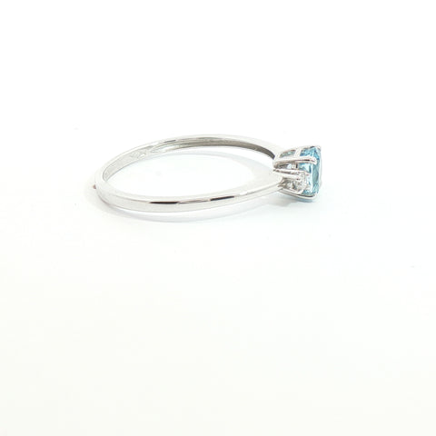 Anello in Oro bianco con Acquamarina taglio Ovale e Diamanti Naturali.