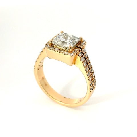 Anello Fancy in oro rosa con diamanti lab-grown taglio princess e brillante, 2,47 carati.