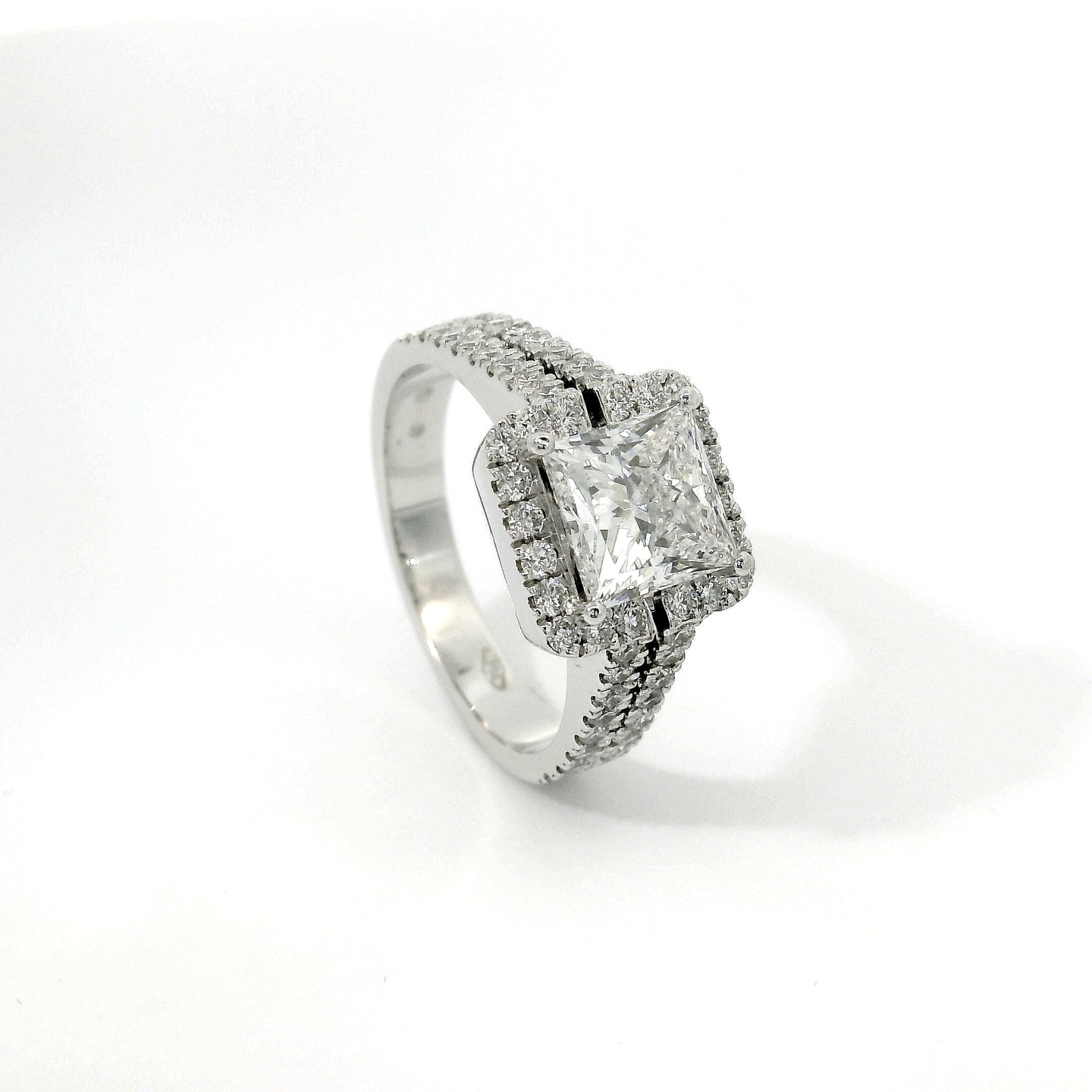 Anello Fancy in oro bianco con diamanti lab-grown taglio princess e brillante, 2,49 carati.