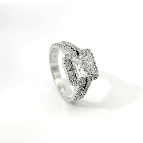 Anello Fancy in oro bianco con diamanti lab-grown taglio princess e brillante, 2,49 carati.